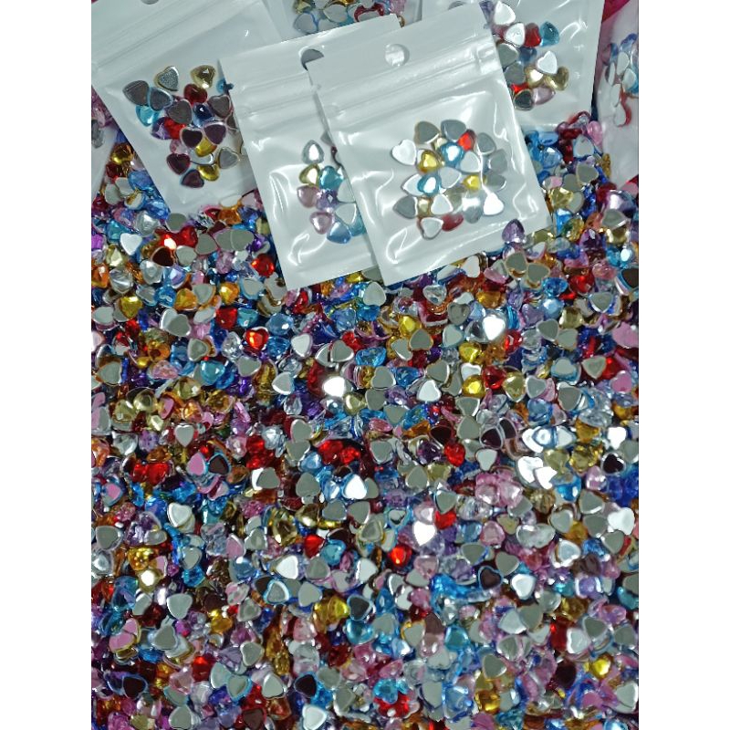 F3.อะไหล่หัวใจคละสีถุงบรรจุ 30 ตัวราคา 18 บาท ขนาด 8 mm ในภาพสะท้อนแสงนะคะของจริงไม่วิววับเท่านี้
