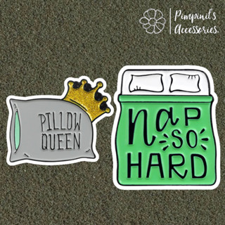 🇹🇭 พร้อมส่ง : เข็มกลัดเซ็ทหมอนและเตียงนอน | “PILLOW QUEEN” Pillow &amp; “NAP SO HARD” Bed Enamel Brooch Pin Set.