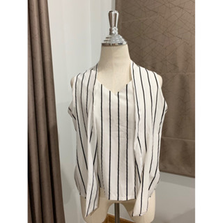เสื้อครอปลายทางขาวเส้นดำ