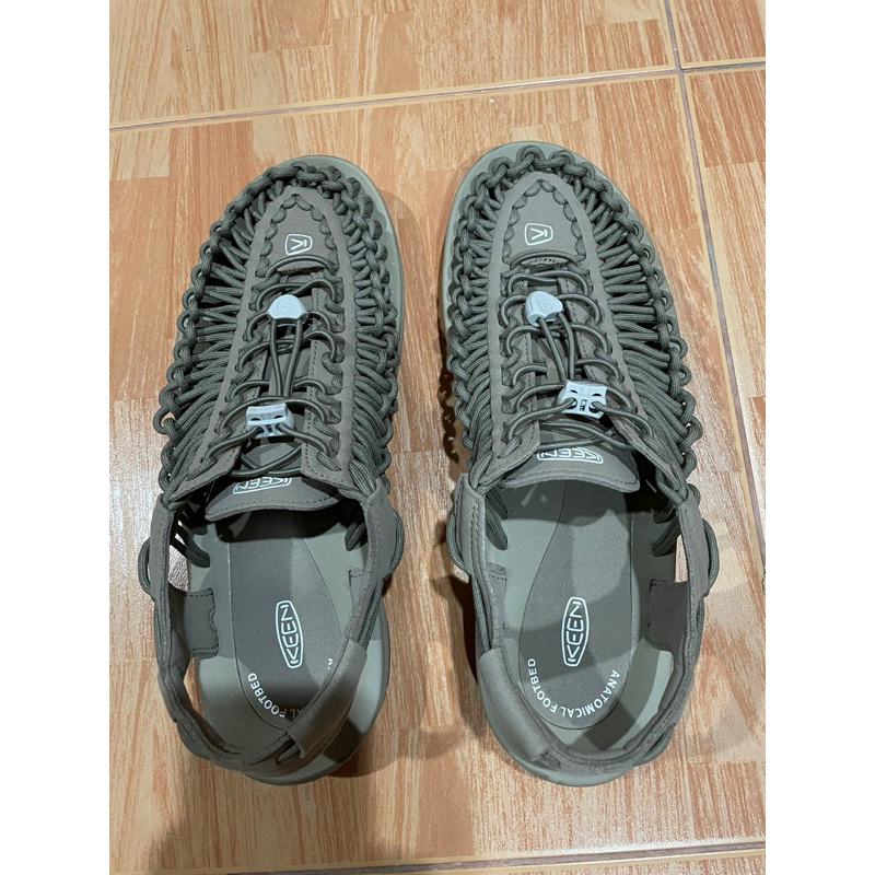 keen สี timberwolf/plaza taupe