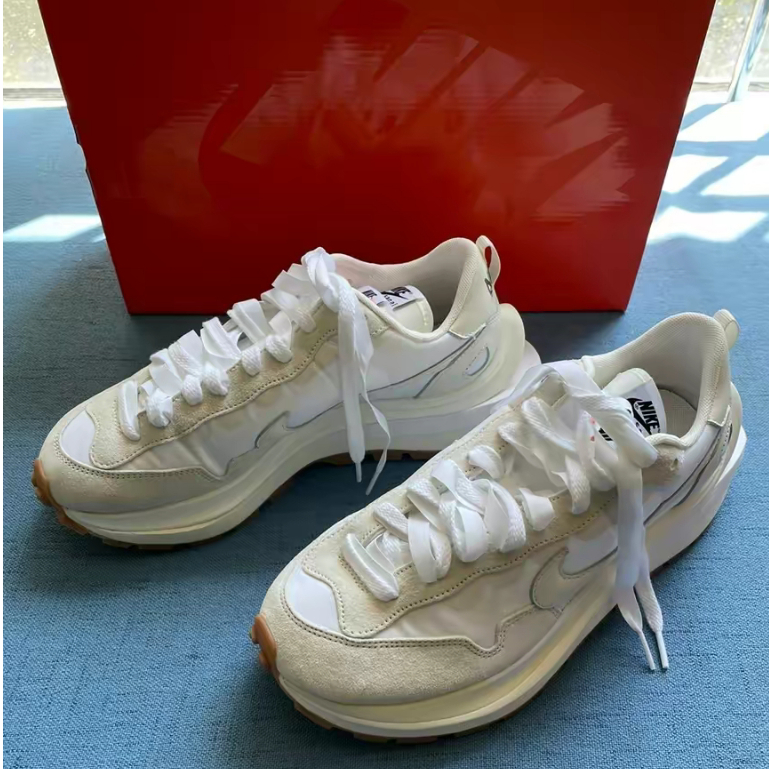 (ของแท้ 100%)sacai x Nike Vaporwaffle "White and Gum"