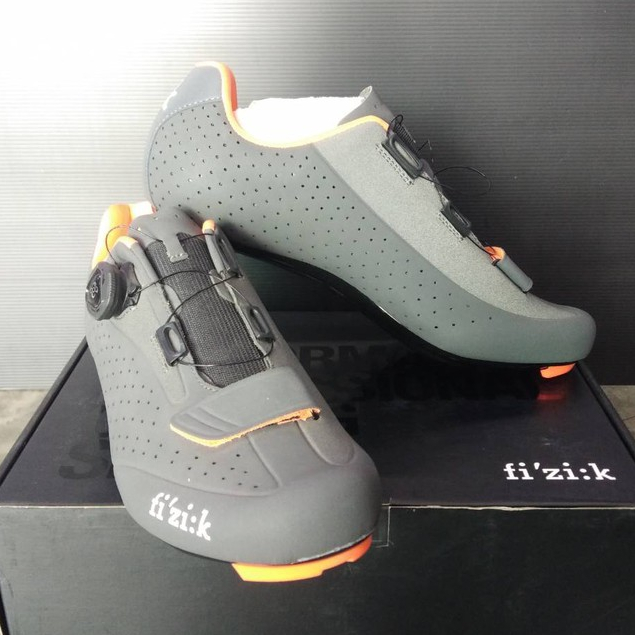 รองเท้าเสือหมอบ fi'zi:k รุ่น R5 Man BOA SIZE 44 สีเทา-ส้ม ของแท้ 100% (ลดล้างสต๊อก)