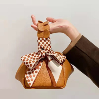 พร้อมส่งจากไทย🔥 Austin Handbag 127 กระเป๋าถือ และสะพาย Crossbody กระเป๋าสามารถทำเป็นทรงเหลี่ยมและทรงจีบได้ มีโบว์ผูกแถม