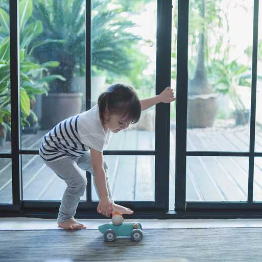 PlanToys سيارة سباق الدجاجة الخشبية 5716 — صورة 4