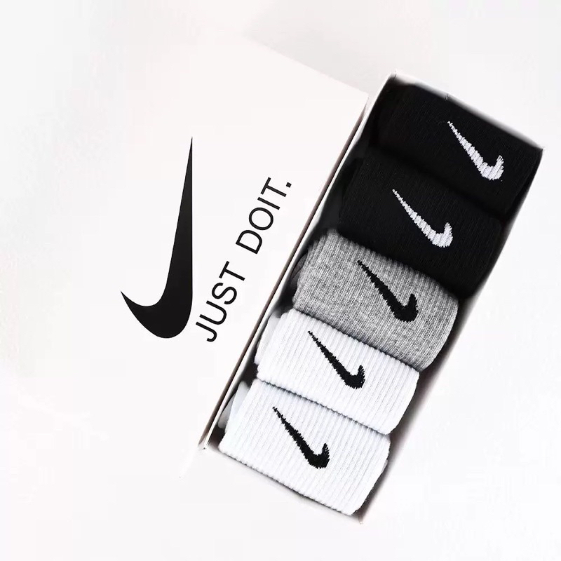 NIKEถุงเท้าข้อกลาง （1กล่องมี5คู่ คละสี）ถุงเท้ากีฬาไนกี้ ถุงเท้าใส่ทำงานใส่ได้ทั้งชายหญิง ทอลายโลโก้ ผ้าหนานิ่มใส่สบาย