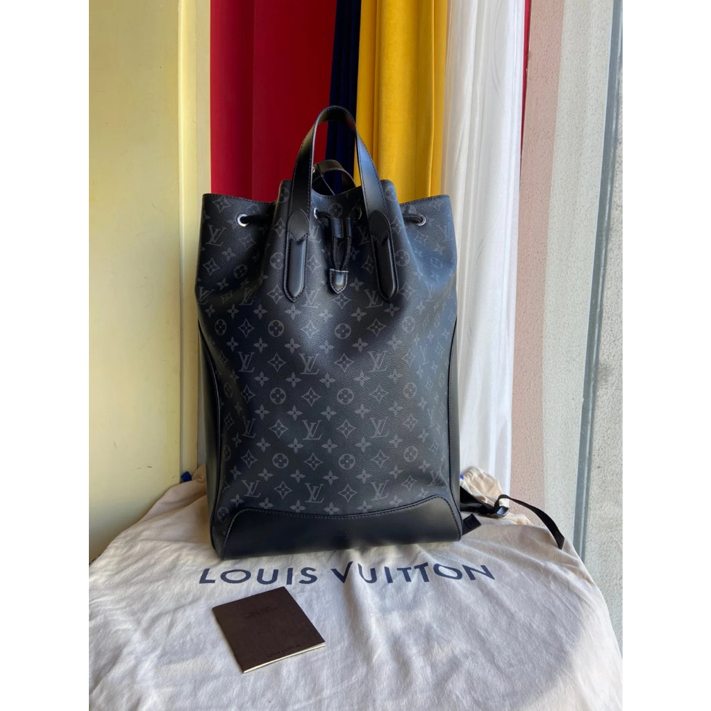 Louis Vuitton หลุยส์วิตตอง explorer หนังสีดำ และดอกไม้เก่า กระเป๋าสะพายหลัง กระเป๋าสะพาย กระเป๋าสะพายไหล่ ของแท้ 100%
