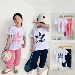 ADIDASเสื้อ+กางเกง เด็กชาย-หญิง ชุด 2 ชิ้น ผ้านุ่มระบายอากาศได้ดี เด็กใส่ชุดนี้ไปโรงเรียนหรือไปข้างนอก สะดุดตามาก