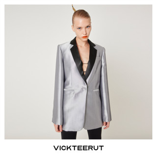 VICKTEERUT Metalic Grey Blazer with Contrast Collar เสื้อเบลเซอร์ สีเทาเมทัลลิค ตกแต่งปกสีดำ