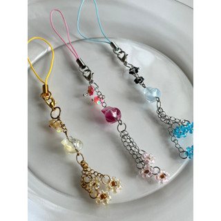 (ondk) Keychain - A Duck in Flowering Bushes / พวงกุญแจลูกปัดแฮนด์เมดจี้เป็ดพร้อมดอกไม้สไตล์เกาหลี