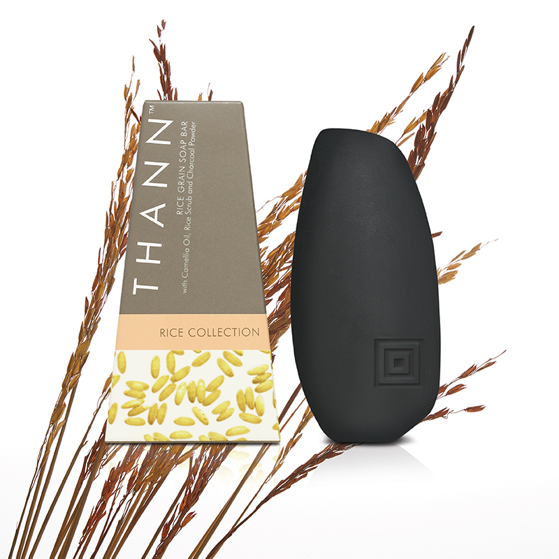 THANN Rice Grain Soap Bar 100 g. ทำความสะอาดผิวและสครับผิวในขั้นตอนเดียว มอบความสงบสมดุลจากกลิ่นดอกมะลิ