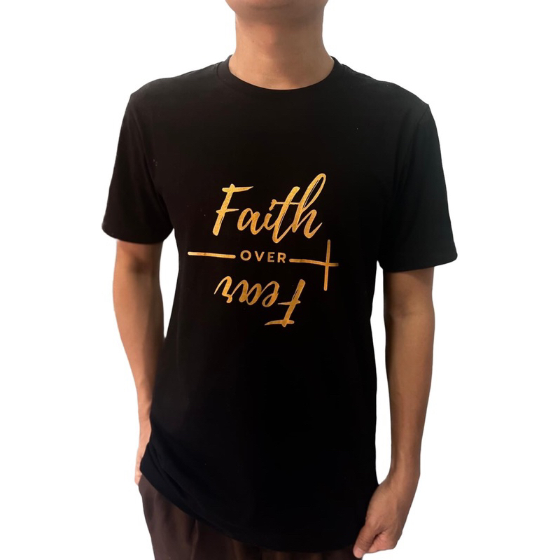 Faith over Fear เสื้อยืดสีดำคอกลมพิมพ์ลาย
