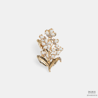 White Flower With Gold Leaf Brooch-เข็มกลัดดอกไม้สีขาว