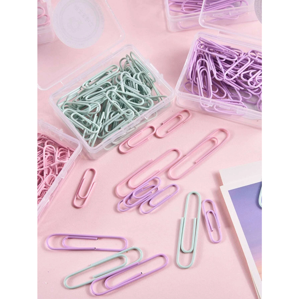 Clips, Pins & Tacks 17 บาท คลิปหนีบกระดาษ คลิปดำ คลิปสี ลวดหนีบกระดาษ เครื่องเขียน อุปกรณ์สํานักงาน อุปกรณ์การเรียน 60 ชิ้น / กล่อง คละสี Stationery
