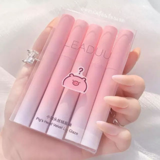 ลิปกลอสเนื้อแมทกันน้ำ สีสวยติดทน 5 สี LEADUU​ Pretty Pig Velvet​ Lip Glaze​ (หมูเล็ก)