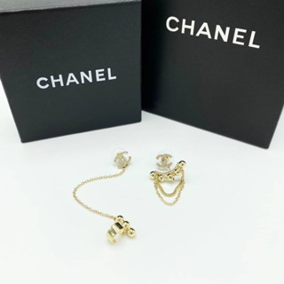 CHANEL CC PEARL EARRINGS เครื่องประดับแบรนด์ชาแนล ตุ้มหู ต่างหูห้อยตัวหนังสือ CC อะไหล่สีทอง
