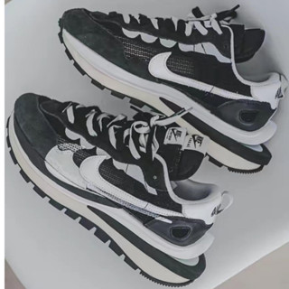 (ของแท้ 100%)sacai x Nike Vaporwaffle "Black and White"