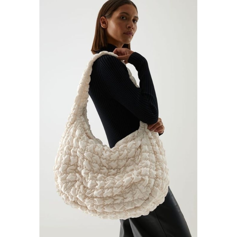 พร้อมส่ง Cos quilted bag oversized สี off-white