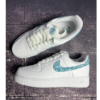 （ของแท้ 100 %）Nike Air Force 1 07 Essential "Paisley"ขาวน้ำเงิน