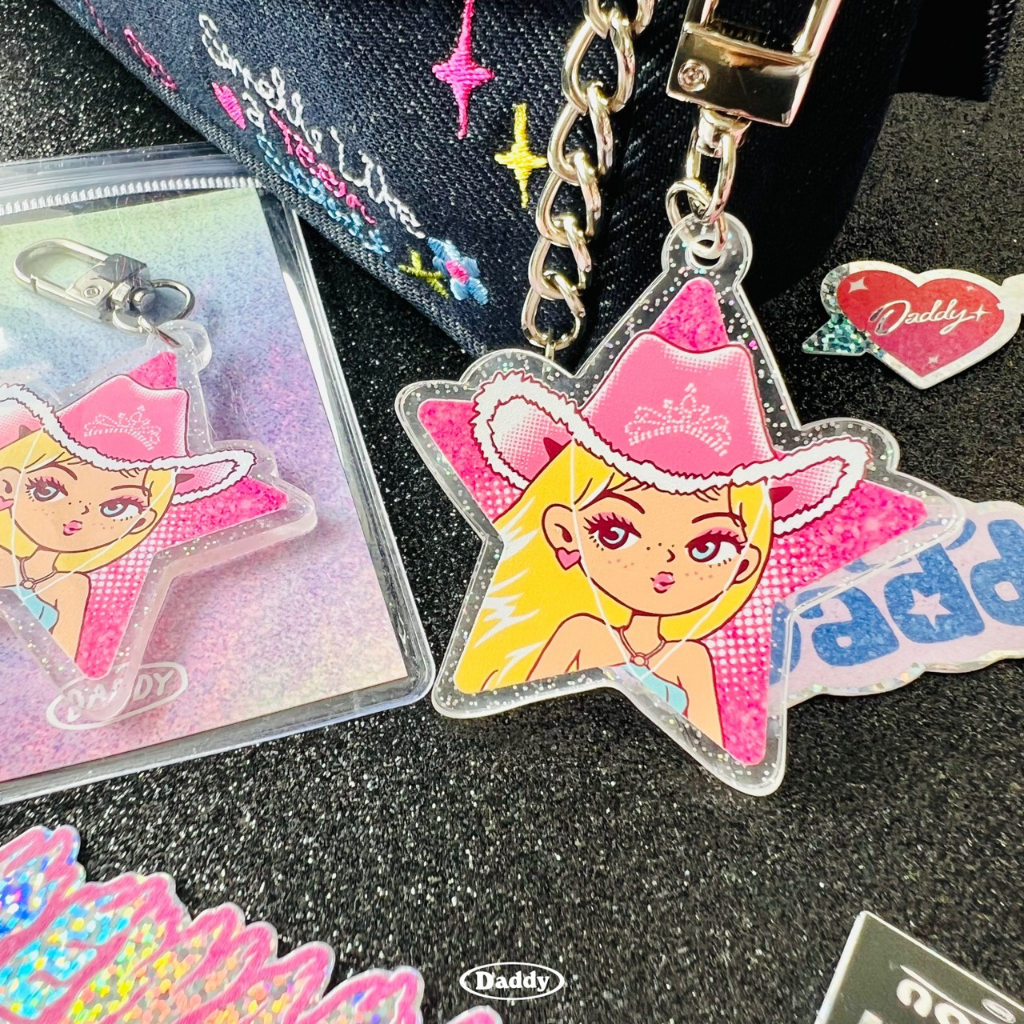 DADDY | Cowgirl Keychain พวงกุญแจ Glitter Acrylic สีชมพูรูปดาว ลาย Cowgirl สุดน่ารัก