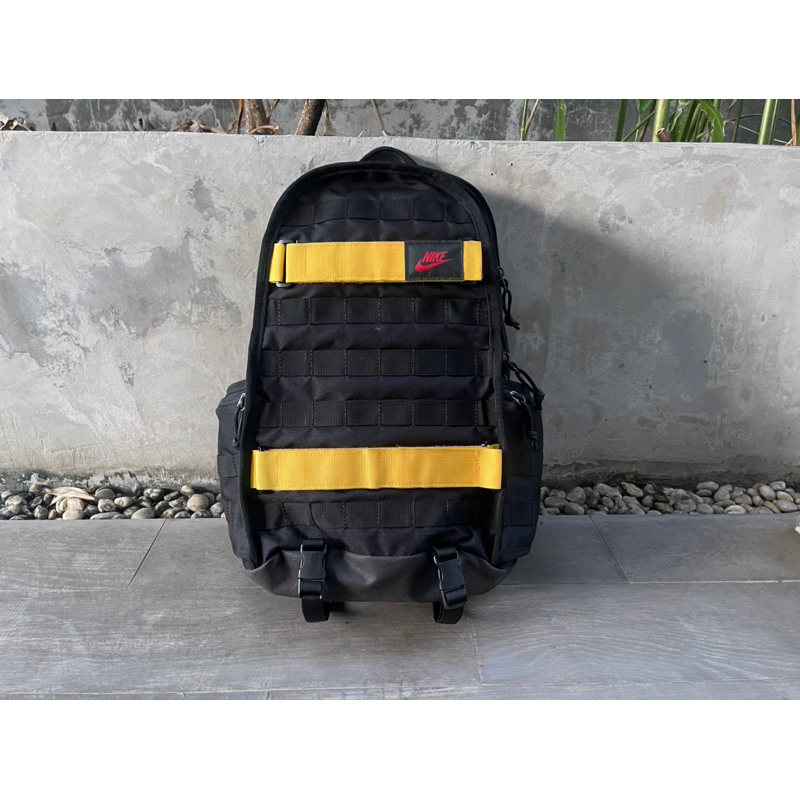 กระเป๋าเป้ Nike SB RPM Backpack Black/Yellow-University Red ตัวท้อป ขนาด 26 ลิตร มือสอง สะพายสเก็ตบอร์ดได้ ของแท้ 100%