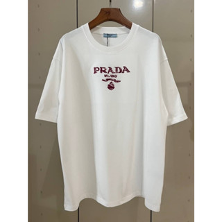 PRADA MILANO LOGO COTTON LOGO T-SHIRT เสื้อยืดคอกลมแขนสั้น แบรนด์ปราด้า ปักตัวหนังสือโลโก้ ผ้าคอตตอนเจอร์ซีย์