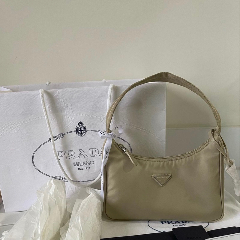 Prada re edition 2000 Y.21 หูผ้า