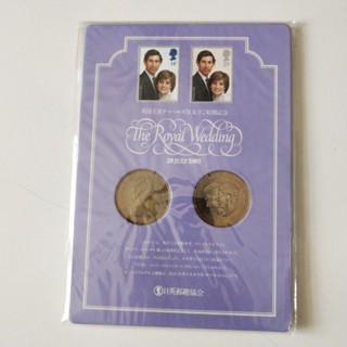 เหรียญ อังกฤษ 25 New Pence ปี 1981 "The royal weddiing" 2 เหรียญ พร้อมแสตมป์ ไม่ผ่านใช้