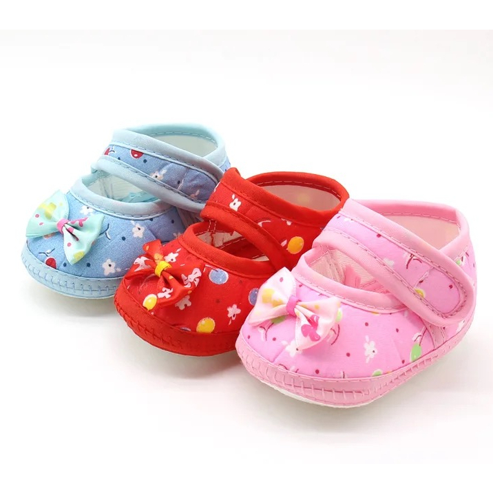 Babyonline(X084)2R1 รองเท้าสำหรับเด็กมีกันลื่นลายดอกแต่งโบว์
