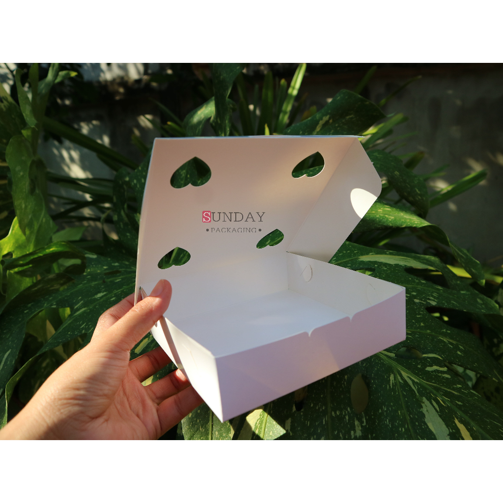 [ขายส่ง10/30แพ็ค] กล่องขนมครก กล่องบ้าบิ่น กล่องกระดาษ (ขาว) ขนาด5.5x5.5x1.5นิ้ว แพ็คละ100ใบ (เจาะรูระบายอากาศที่ด้านบน)