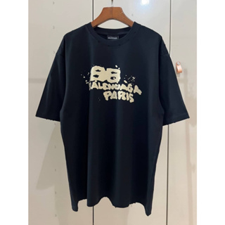 BALENCIAGA HAND DRAWN BB T-SHIRT WITH LOGO เสื้อยืดคอกลมแขนสั้น แบรนด์บาลองเซียก้า สกรีนตัวหนังสือโลโก้