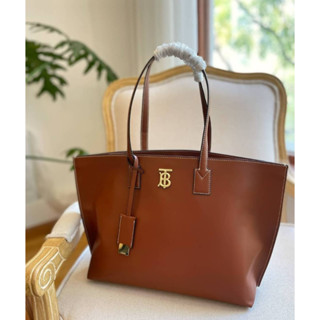 Bur//ber//ry 2022  Leather Tote Bag กระเป๋าสะพายไหล่ใบใหญ่ Code:B2D26020266 แบรนด์แท้ 100% งาน Outlet