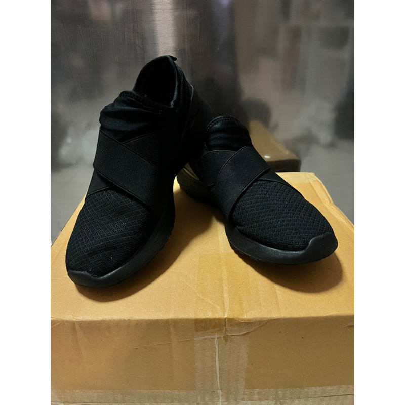 รองเท้าผ้าใบ Skechers แท้ 100 💯%สีดำ ไซน์ 38