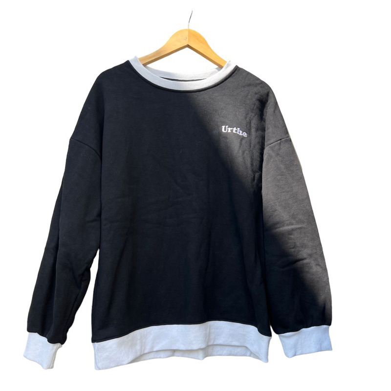 มือสอง เสื้อสเวตเตอร์ ของURTHE สีดำคอกลม แขนยาว