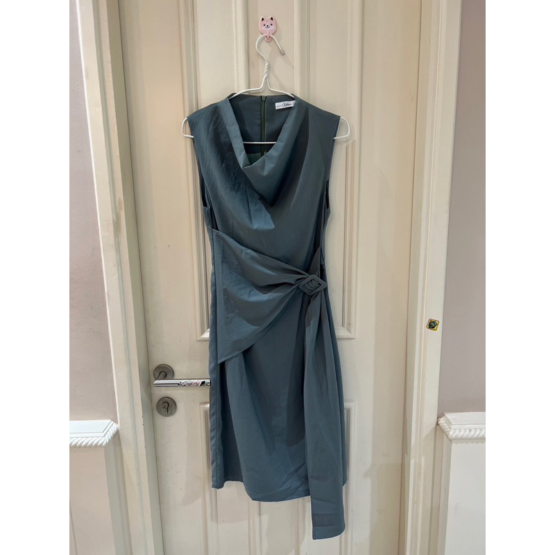 เดรสกระโปรงคอถ่วง ปรับระดับผ้าคล้องเอวได้ สีเขียวอมเทา Brand : Kalisa Size : S