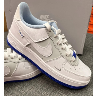 Nike Air Force 1 Low (GS) รองเท้าผ้าใบลําลองลําลองสีขาวน้ำเงิน【ของแท้ 100 %】