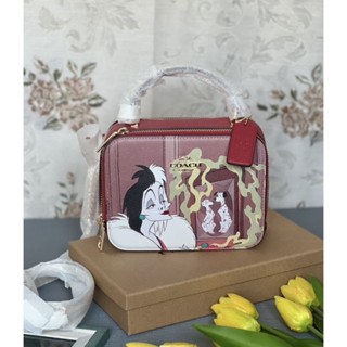 🧸🎄🔺NEW COACH Disney X Coach Box Crossbody With Cruella Motif ลายน่ารักมาก