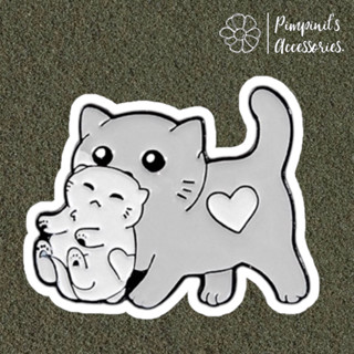 ʕ •ᴥ•ʔ ✿ พร้อมส่ง : เข็มกลัดลายแม่แมวสีเทาคาบลูกแมว | Grey Cat Mother Catch Kitten Enamel Brooch Pin.