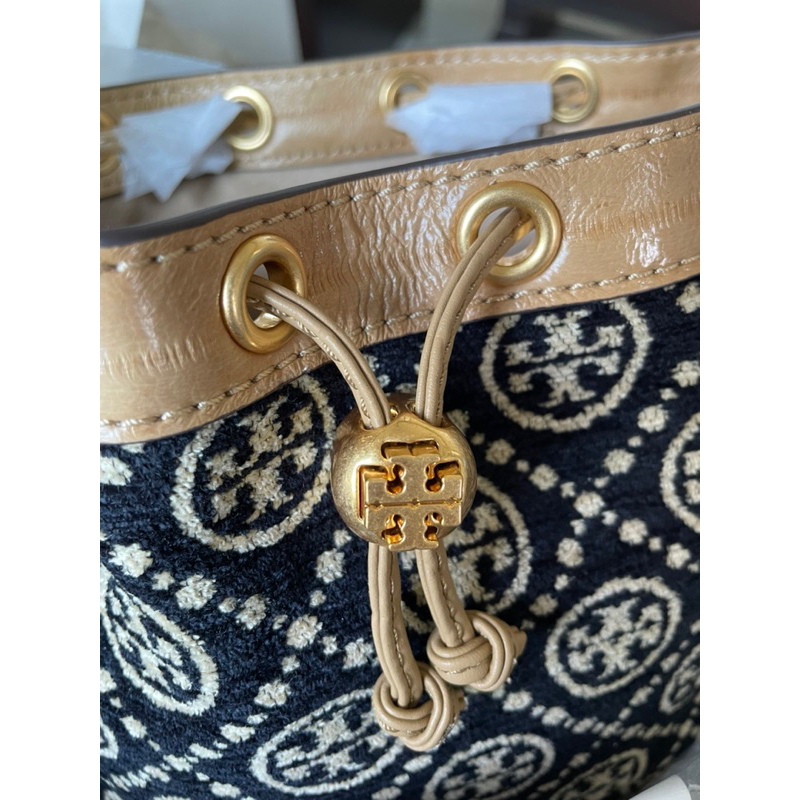 เท ! ล้างสต๊อกTory Burch ของแท้100% ใหม่ จีบใหญ่ สีดำ ลาย T monograme ทรง Bucket Bag