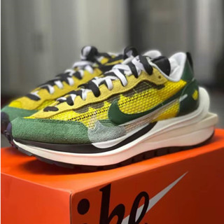 (ของแท้ 100%)sacai x Nike Vaporwaffle "Tour Yellow"