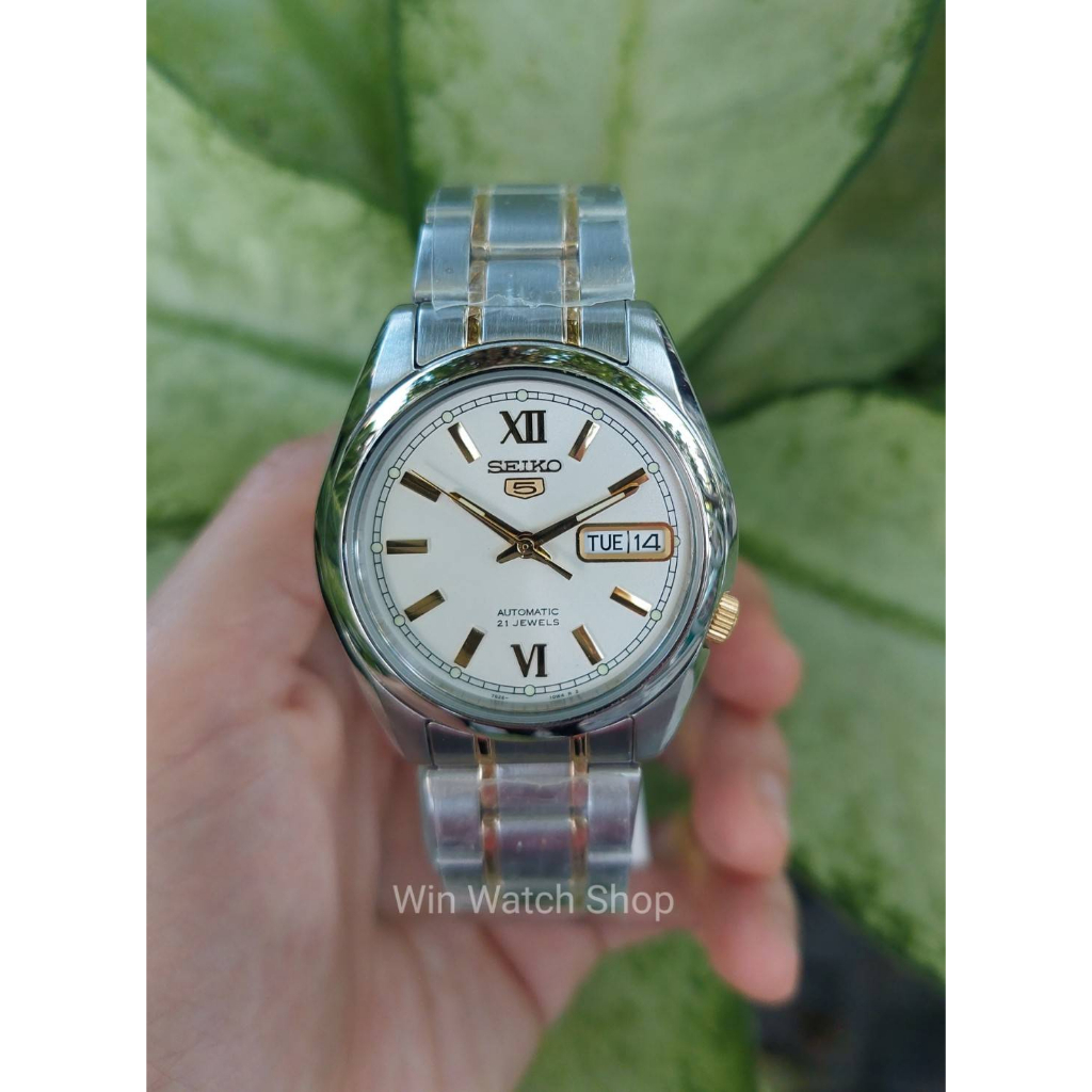 นาฬิกา Seiko Automatic รุ่น SNKL57K1 นาฬิกาผู้ชายสายแสตนเลส สองกษัตริย์ หน้าปัดขาว เข็มทอง สวยหรู - ของแท้ 100% รับประกันสินค้า 1 ปีเต็ม