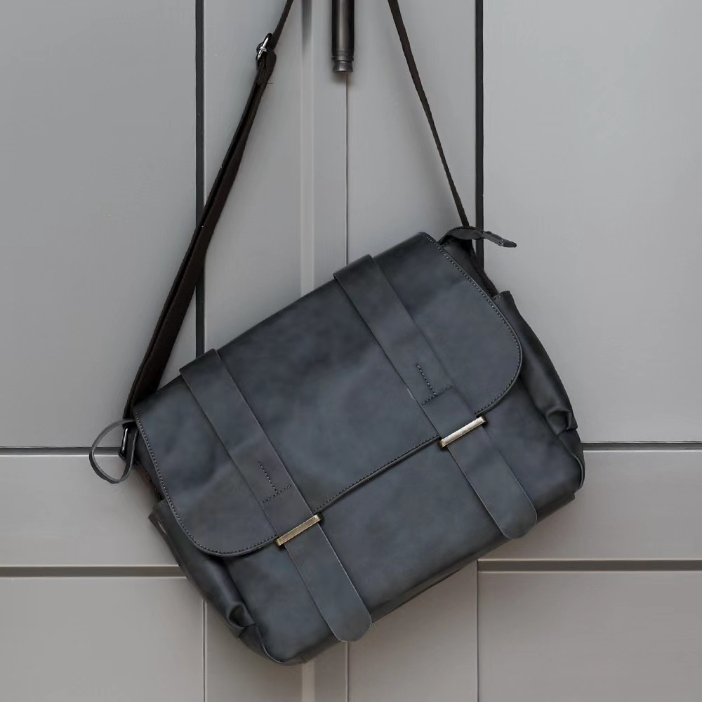 กระเป๋าสะพายข้าง ผู้ชาย หล่อเท่ห์ Handsome Crossbody bag กระเป๋าสะพายพาดลำตัว รุ่น W2642 ราคา ถูกที่สุด ดีลบีเคเค