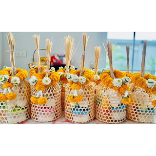 ชะลอมจุกพร้อมโบตกแต่งตามภาพ ขนาดฐาน 6x6นิ้วและ7x7นิ้ว มีหลายสีให้เลือกครับ