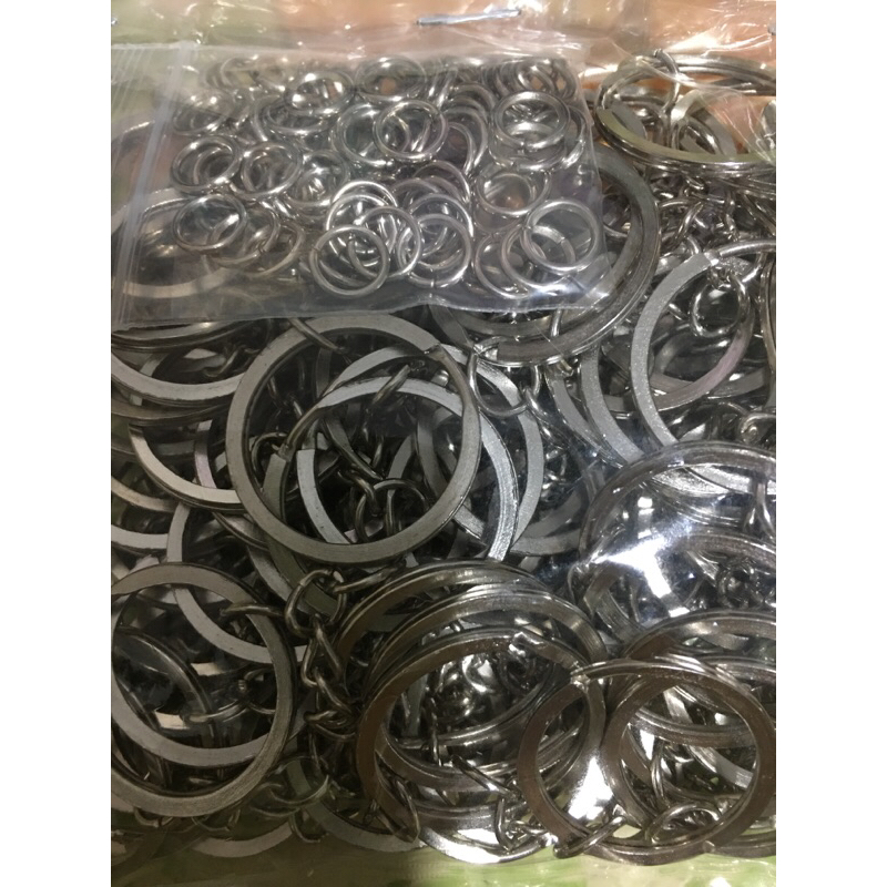 พวงกุญแจ แบน ขนาด 2.5 ซม. 1 ห่อ มี 50 และ 100 ชุด ห่วงใหญ่โซ่ และ ห่วงเล็ก 8 มิล