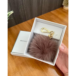 (ส่งฟรี) Michael Kors Small Fur Pom Key Chain Fob Bag Charm ⚜️ พวงกุญแจ หรือที่ห้อยกระเป๋า มาพร้อมกล่อง