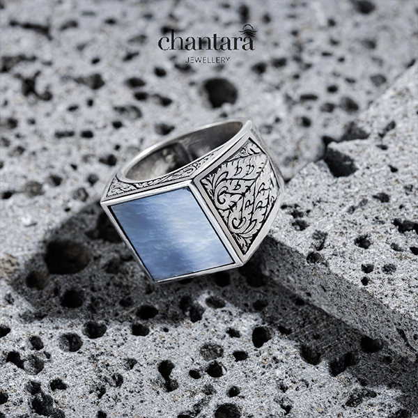 CHANTARA - แหวนเปลือกหอยมุกขาวแท้ ( Square White Pearl Ring) แหวนหินแท้ ตัวเรือนสีเงินรมดำ แถมฟรีผ้าเช็ดเครื่องประดับ
