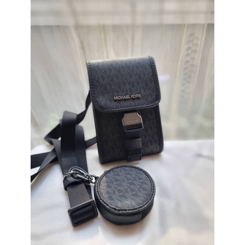 (ผ่อน0%) กระเป๋าสะพายข้างชาย Michael Kors Cooper Slim Phone Crossbody With Coin Purse กระเป๋าใส่เหรี