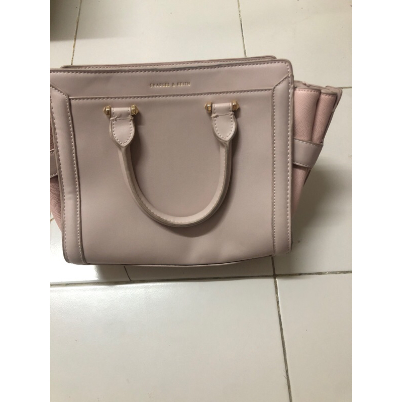 กระเป๋า CHARLEs & KEITH