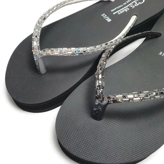 รองเท้าแตะหูหนีบ สายเพชร วิบวับ เรียบหรู สุดฮิต