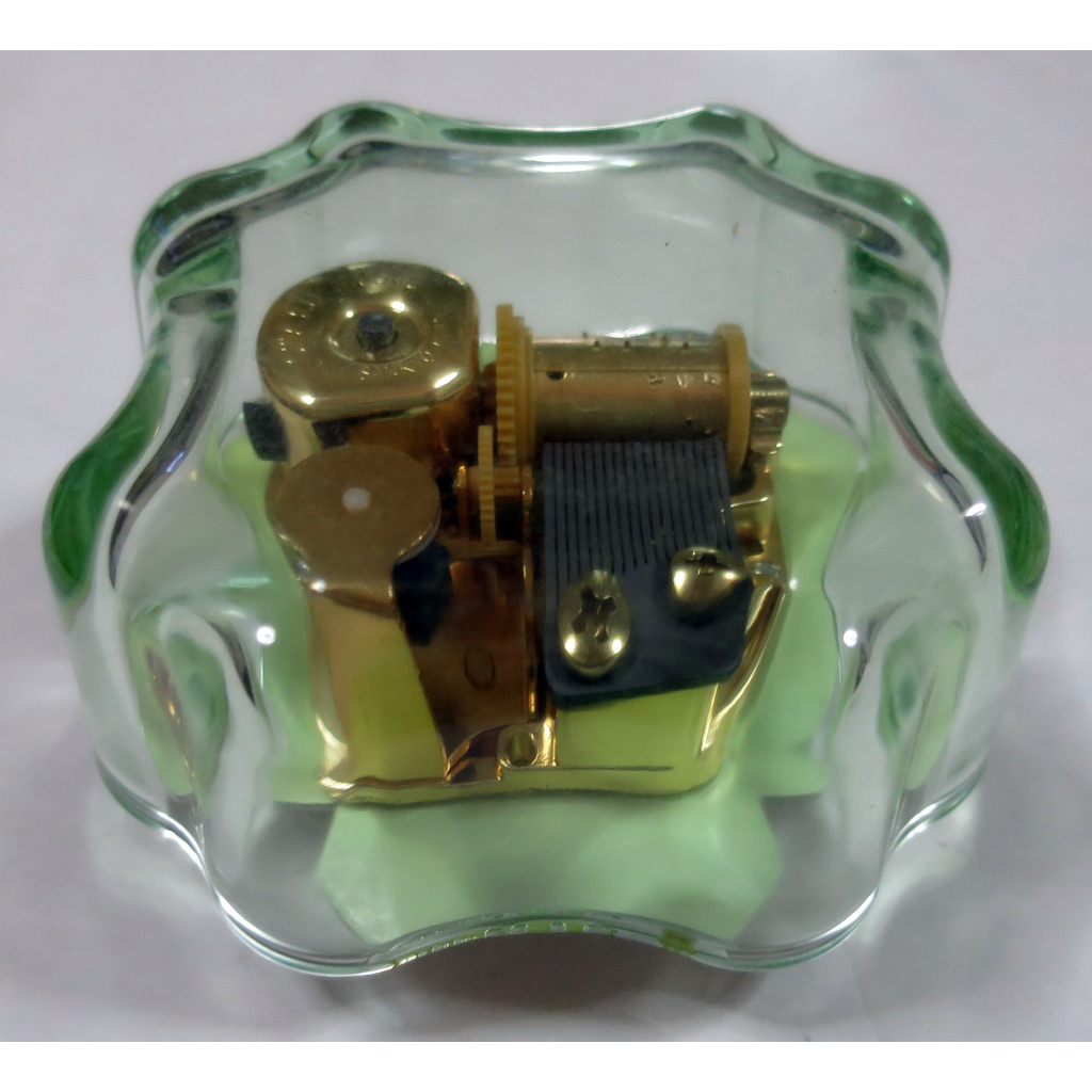 MUSIC BOX ของญี่ปุ่นสภาพเหมือนใหม่ใช้เปิดได้เป็นปกติ ขนาด 8x8x4.5 cm.