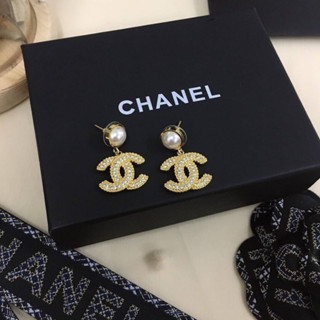 CHANEL CC LOGO PEARL EARRINGS GOLD เครื่องประดับ ตุ้มหู ต่างหู แบรนด์ชาแนล แป้นมุก ห้อยตัวหนังสือ CC